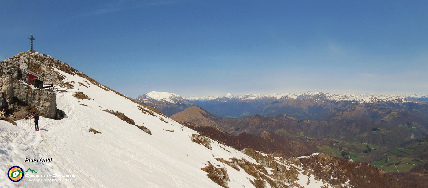 32 Siamo ormai in dirittura d'arrivo in vista della croce del Resegone....jpg